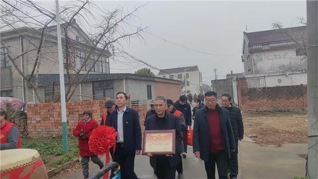 泰兴市新街镇：市镇联合送喜报，无上荣光暖人心！
