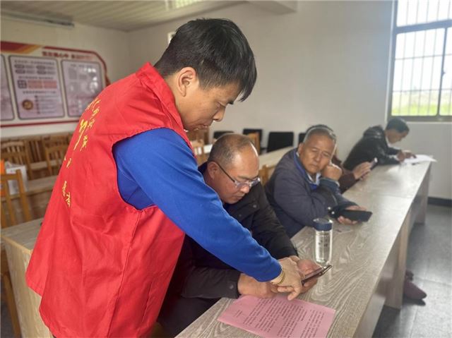 兴化市合陈镇卜寨村：助力银龄跨越“数字鸿沟” 筑牢安全“防护网”