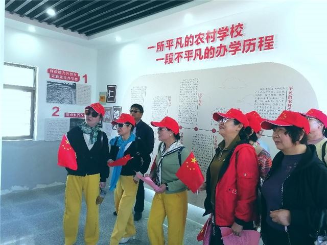 银龄助力乡村振兴 共绘水乡生态画卷——兴化市老年大学开展“走进和美乡村 乐享田园风光”主题党日活动