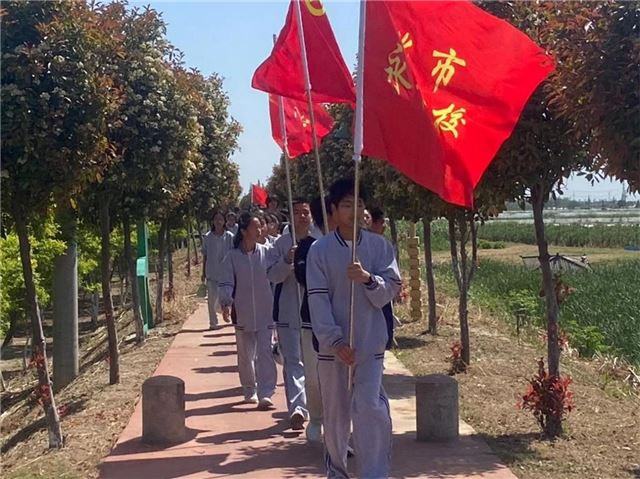 兴化市永丰镇：“拥抱春天 绽放青春”——永丰中心校初中部开展春日踏青活动