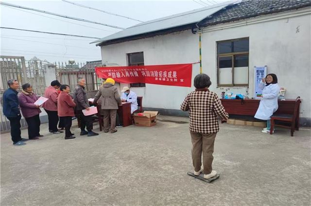 兴化市新垛镇新东村开展老年人免费体检活动