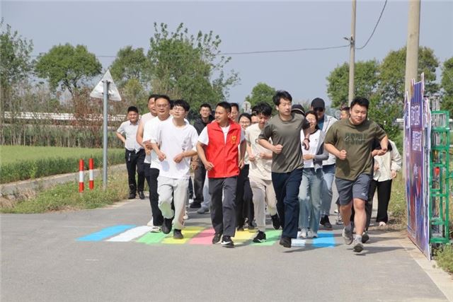 兴化市钓鱼镇“百年工运史 霓虹青年说”彩虹跑活力开跑