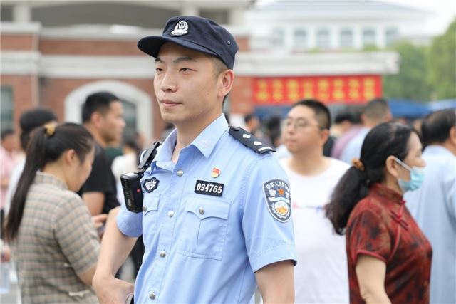 考场重逢！那抹藏蓝书写别样“师生情”