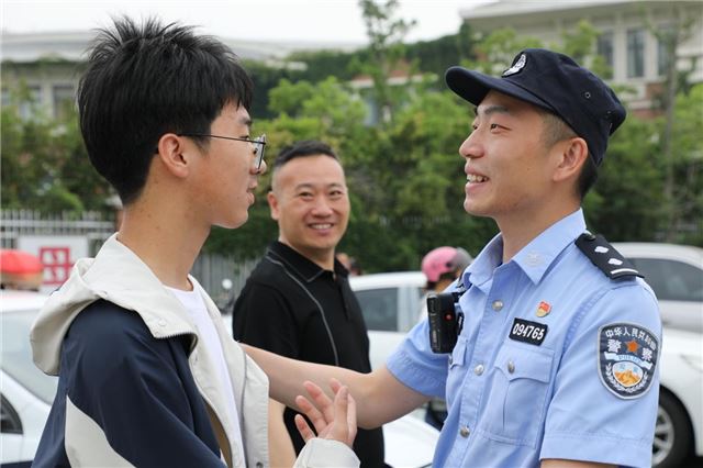  考场外，这一幕幕很暖......