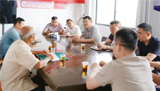 江西铅山县委书记周华兵在鹅湖镇下访接访时强调：依法依规解决合理诉求 力促