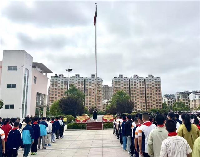 建湖县上冈镇兴冈小学举行“珍爱生命 预防溺水”主题升旗仪式
