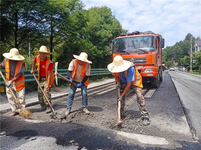 德兴公路中心：及时修补路面坑槽 筑牢公路安全防线