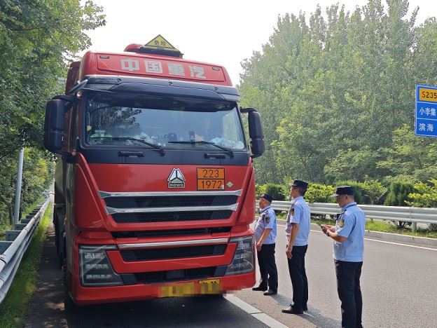 高温下治超   江苏淮安交通执法部门坚持