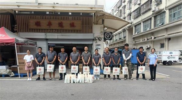 江苏淮安洪泽：三伏天为快递小哥送上防暑“