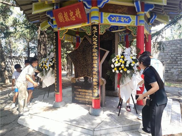 英雄碑前听故事 缅怀先烈育后人