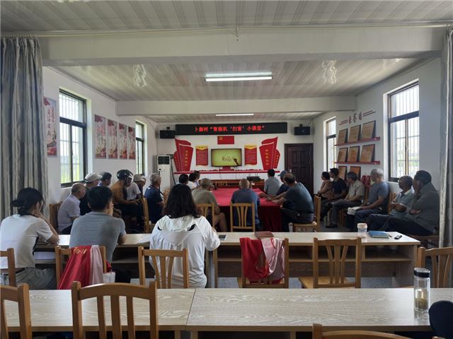 兴化市合陈镇卜寨村开展“银龄智享 数字赋能”老年人智能手机培训