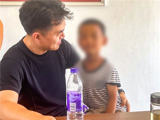 兴化竹泓：民警奔波解难题，坎坷男孩终圆“户口梦”