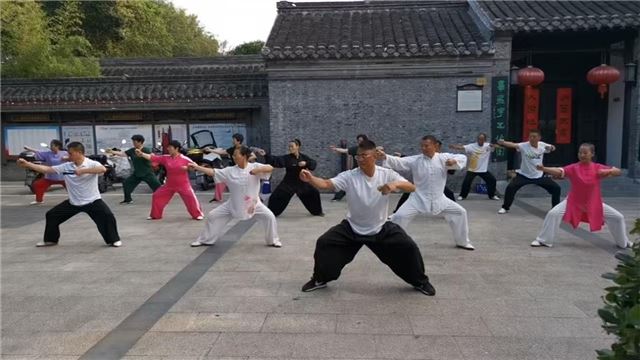 四十载拳心传太极，洒一片赤诚育新人——记兴化混元太极领路人董庭芳