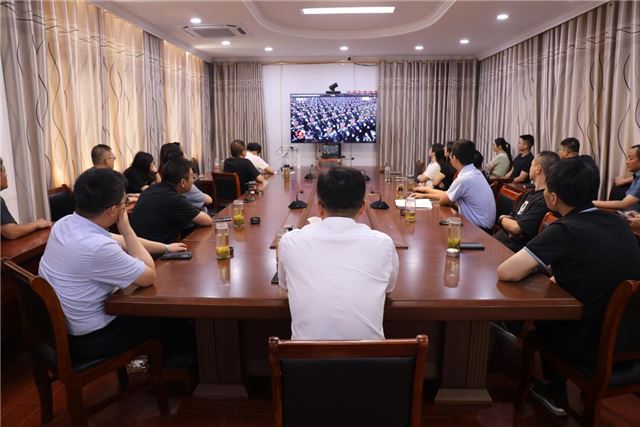 兴化市合陈镇组织收看纪念中国人民抗日战争暨世界反法西斯战争胜利80周年大会