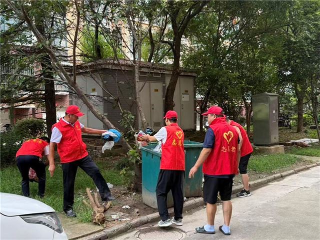   戴南镇光孝村：党员干部做义工 干干净净迎“双节”