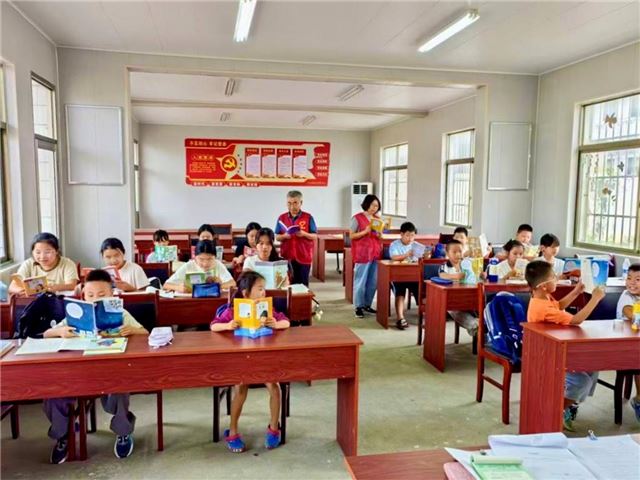 兴化竹泓：“护苗·绿书签”守护童真阅读路