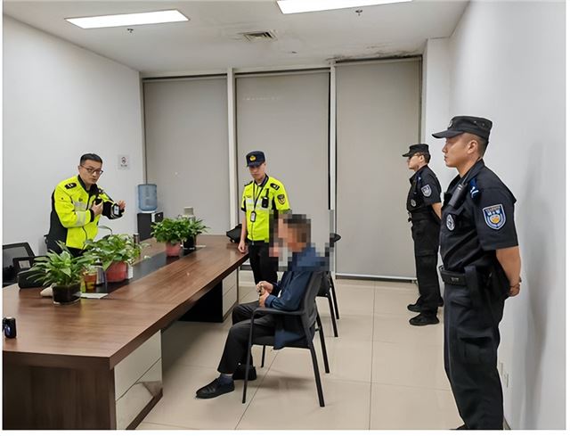 淮安交通执法支队开展高铁站前非法营运夜间专项整治