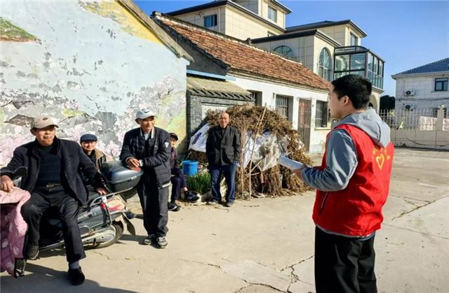 兴化市新垛镇港西村“村头课堂”开讲，理论