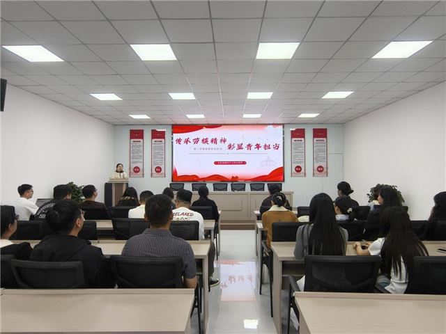 兴化市沈伦镇开展“传承劳模精神 彰显青年担当”第二季度道德讲堂活动