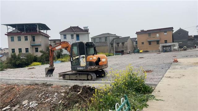 闲置杂乱空地焕新颜 变身便民停车场解民忧