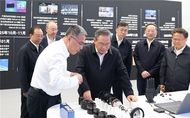 李强在北京调研时强调 推动人工智能与先进制造业深度融合 加快培育塑造经济发展新动能新优势